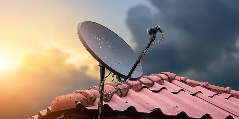 Antena parabólica instalada no exterior de uma casa
