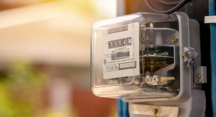 Contador de energia e quadro de entrada de uma habitação