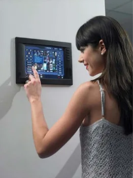 Painel de controlo de domótica numa parede de casa