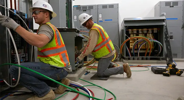 Eletricista a trabalhar num quadro elétrico industrial