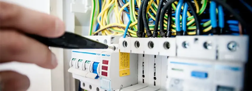 Reparação de um quadro elétrico com disjuntores substituídos